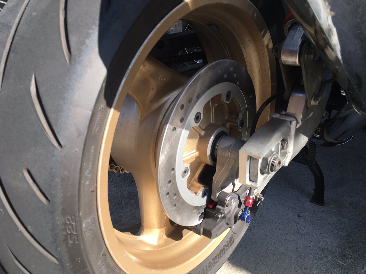 Shin7739's tweet image. ディスクとパッド交換。
最近の赤パッドはどうなのか試してみる事にしました。
#機能維持 #SC40