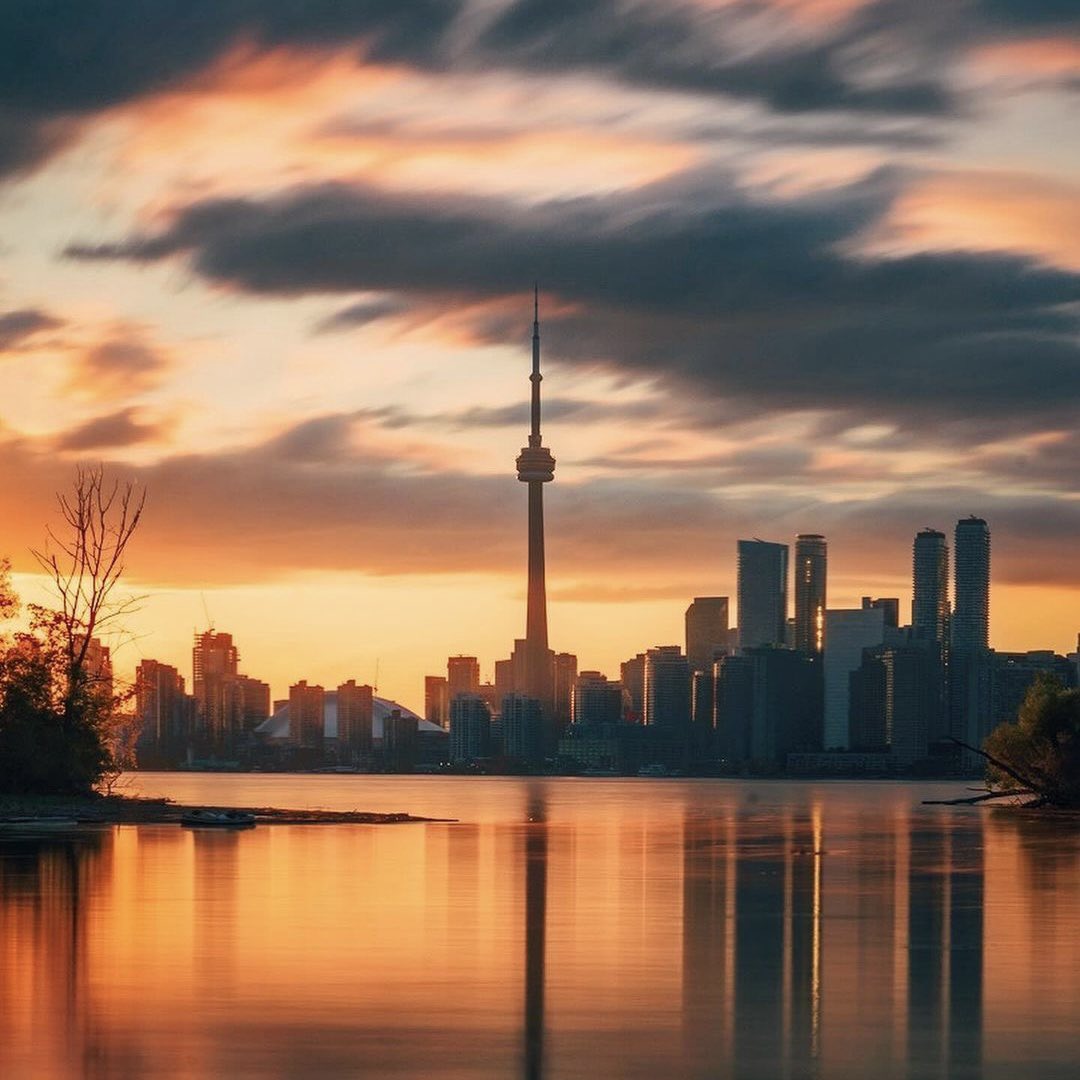 LMPositif's tweet photo. 🇨🇦 Une magnifique lumière sur la ville de Toronto au Canada ! Très belle journée à tous ! 🌆🍀

📸 jayeffex https://t.co/NhTetBxIpk