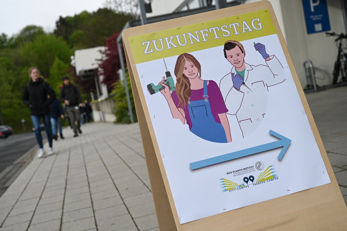 Today is the #FutureDay2024 – welcome dear students🎒 to the #mpinat! From carpentry and precision mechanics to IT and electronics to our animal facility and scientific groups: We look forward to inspiring you with our work. Let’s go 🧬🛠️🔬! #MPINAT_Zukunftstag #FutureDay