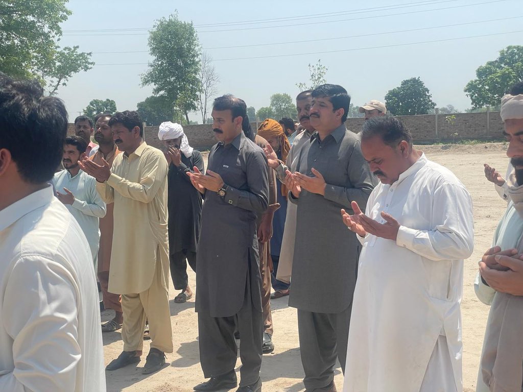 #ممبر_صوبائی_اسمبلی_چوہدری_اسد_زمان_چیمہ کی پڈرو گاوں میں حاجی شوکت صاحب کی اہلیہ کے جنازے میں شرکت 
اس موقع پر شاہد گجر صاحب ملک غلام مصطفی صاحب بھی ہمراہ