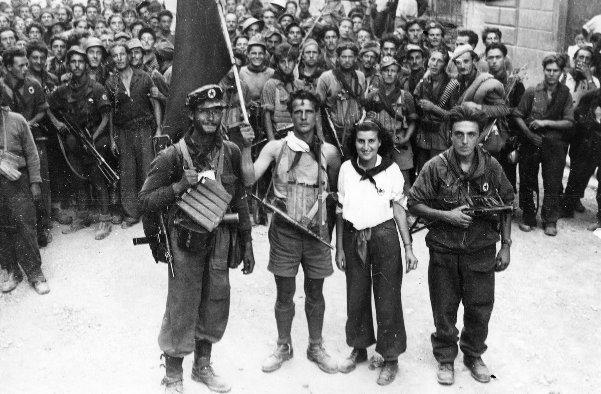 🇮🇹 25 avril 1945 : fête de la Libération en Italie. Le jour où le comité de libération national, suite à une grève générale, appelle à l’insurrection antifasciste dans tous les territoires encore occupés par l’ext-droite. 3 jours plus tard Mussolini est arrêté et exécuté ↙️↙️↙️
