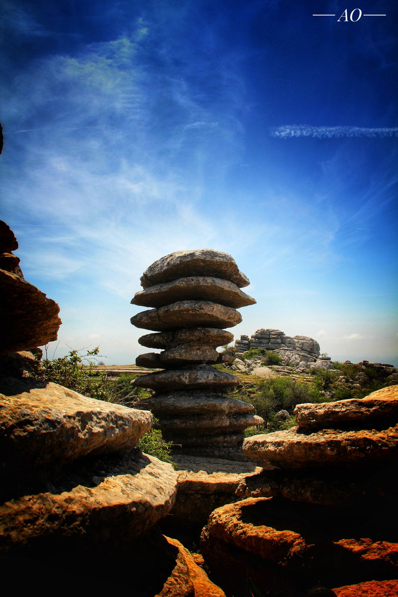 'El Tornillo'
Declarado Monumento Natural, se convierte a través del tiempo en el símbolo paisajístico del Torcal de Antequera 
Los clanes neolíticos que se asentaron en la sierra ya lo idolatraban, llegando a realizar figuras talladas en conchas marinas a semejanza del Tornillo.