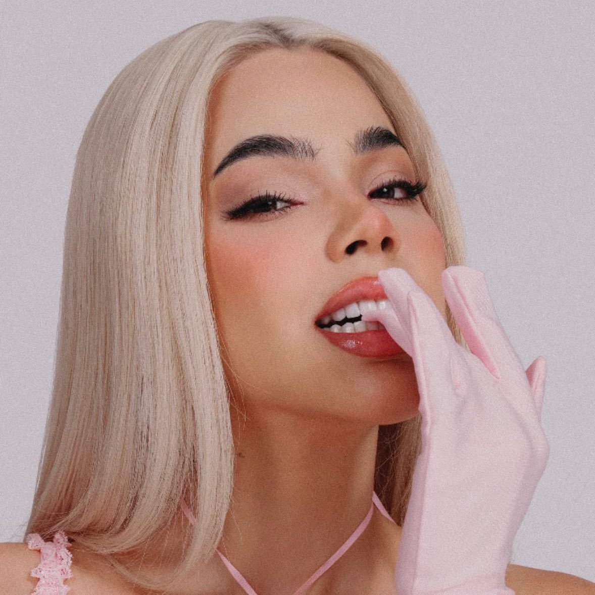 TopMUniverseCom's tweet photo. ‘PINK AURA’ by #KeniaOS reaches #1 on the Apple Music México 🇲🇽 Albums Chart.

Congratulations, @KeniaOS!🐇💗 https://t.co/dBCYqjAxPU