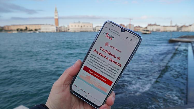 🟡 DA OGGI GREEN PASS (A PAGAMENTO) PER VENEZIA
Proprio nel giorno della "Liberazione" scatta l'obbligo di un QR code che costa 5 € per entrare a Venezia. Controlli in tutta la città e multe fino a 300 € per chi non è in regola. 
"È una città unica al mondo ma non regge i