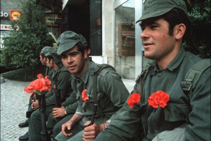 Hoy se cumplen 50 años de la #RevolucionDeLosClaveles.
En una noche, Portugal se sacudió de encima medio siglo de tiranía.
Sin un solo disparo. Todo un país en pie, liderado por un ejército harto de la barbarie del dictador. Yo estuve allí.⬇️