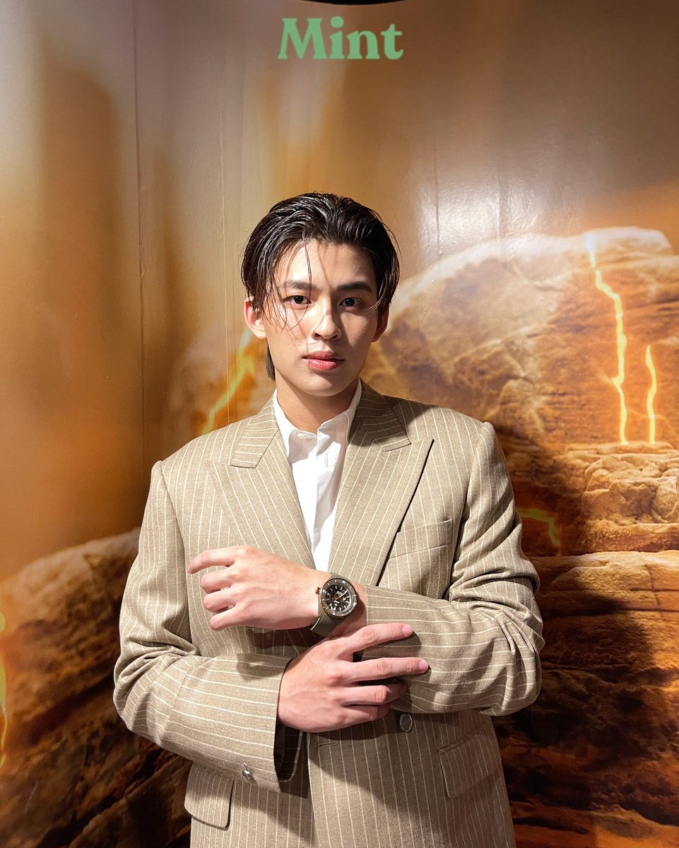 mintmag_th's tweet photo. หล่อใจดีมีเวลา! #MintReports ส่งตรงภาพหนุ่มหล่อ ‘ปอนด์-ณราวิชญ์’ ที่มาร่วมงาน “Rado Novelties 2024” นำเสนอสุดยอดนวัตกรรมแห่งเรือนเวลา 6 รุ่นดังของแบรนด์ โดยมีไฮไลท์คือรุ่น Captain Cook High-Tech Ceramic Skeleton สีเขียวมะกอกสีใหม่ ที่มีความสปอร์ตสะท้อนถึงคาแรคเตอร์ของนักผจญภัย 💚
#ppnaravit
#RadoCaptainCook
#Feelit #CeramicWatch
#MasterofMaterials #RadoThailand
#MintMagTH