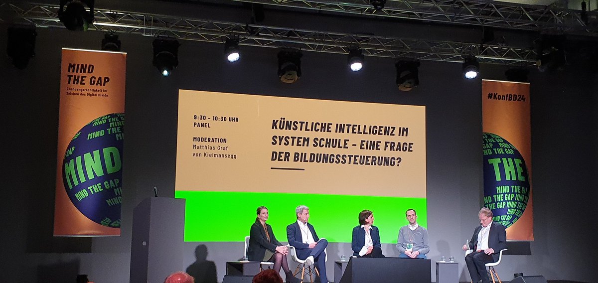 Podiumsdiskussion zum Thema #KünstlicheIntelligenz in der Schule mit unserer Kollegin Dr. Armut Steinlein vom @FWU_schule. Spannender Auftakt zu Tag 2 der #KonfBD24 von @ForumBilDig 
#digitaleBildung #KI #twlz