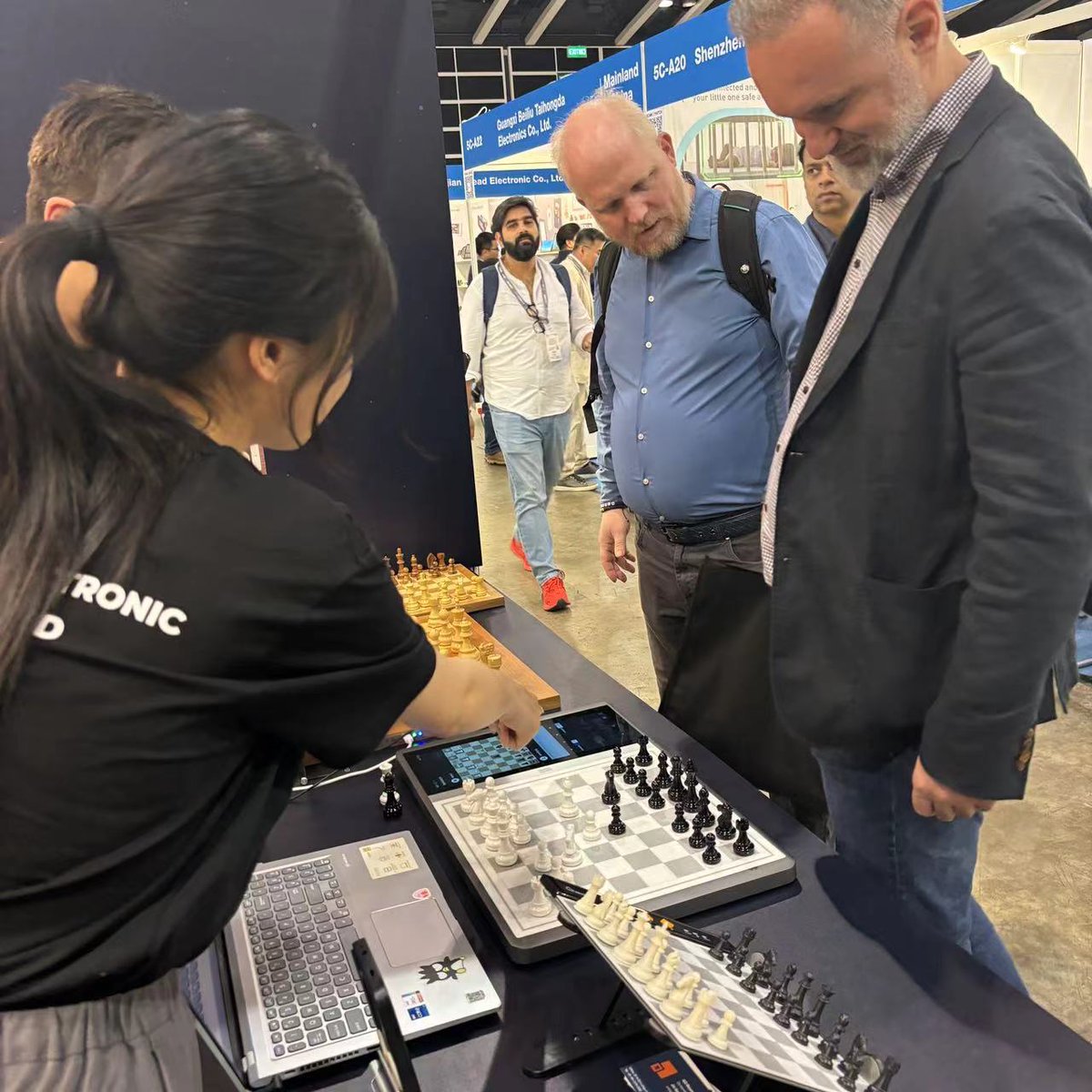 Chessnutech2022's tweet image. 📷 Snapshots from the Exhibition! 📷
.
Check out these behind-the-scenes moments captured at our booth. Whether everyone stopped by for a demo, a chat, or just to say hello, we're grateful for each and every interaction. 📷
.
.
#Chessnut #HongKongElectronicsExpo