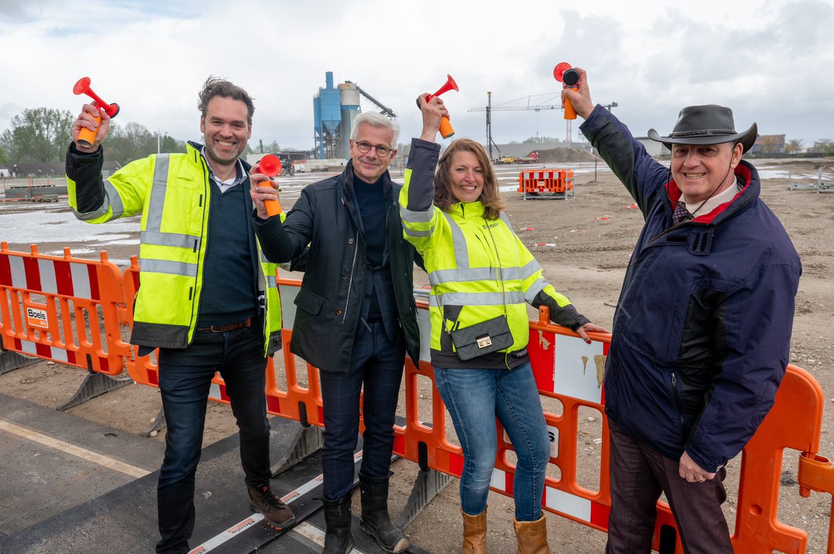 Afgelopen vrijdag 19 april hebben <a href="/Stedin/">Stedin</a>, <a href="/HVBMVastgoed/">HVBM - Adriaan</a> en de #GemeenteVijfheerenlanden tijdens een feestelijke viering het startschot gegeven van de bouw van het nieuwe distributiecentrum voor Stedin in Vianen. 

hvbm.nl/Actueel/HVBM-V…