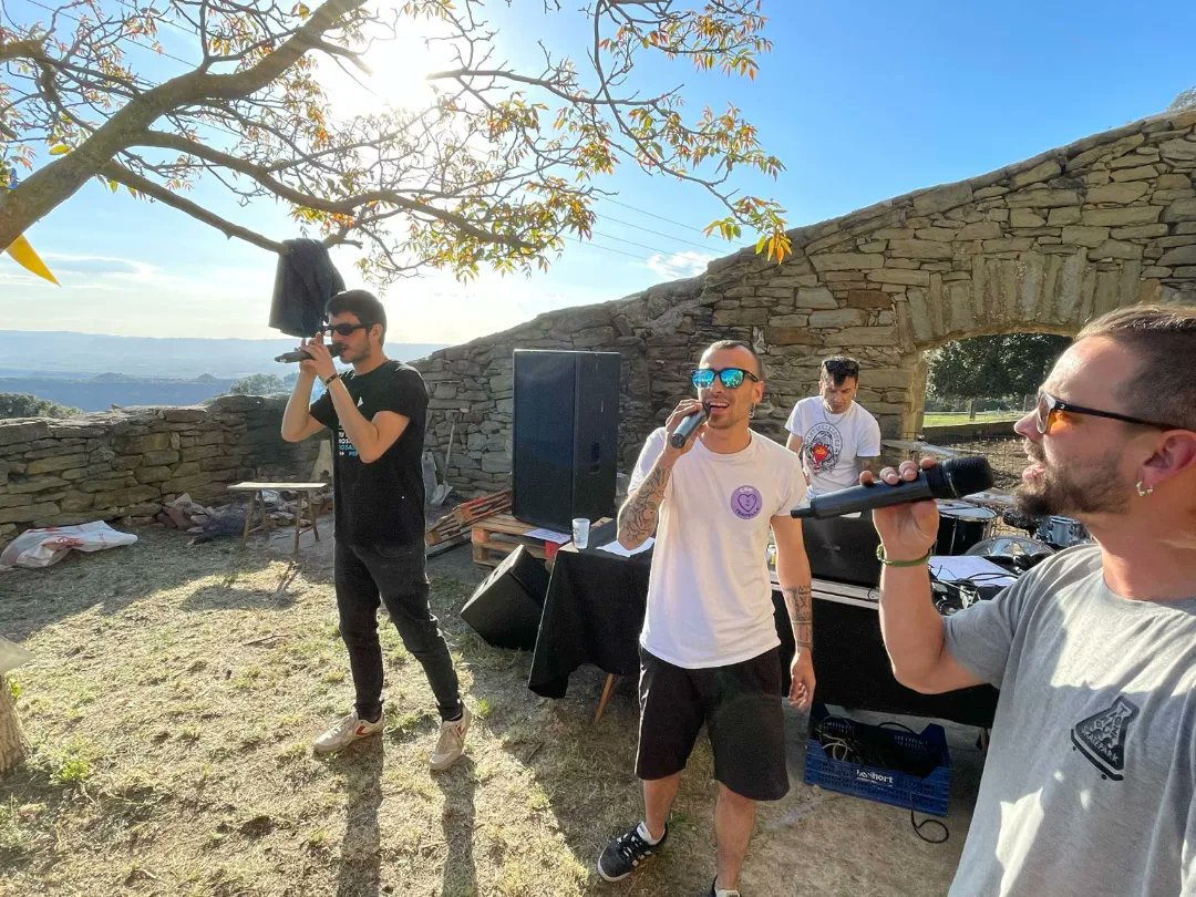 Dissabte a la wagyu party de #tavertet vam reaparèixer per celebrar els 10 anys i potser ens animem a fer algun concertet més, aviat tindreu notícies!

youtu.be/Z0x1-YBEJhM?fe…