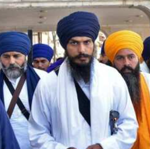 #Khalistani_Terrorist and #WarisPunjab De chief #AmritpalSingh is set to contest from Punjab's Khadoor Sahib constituency in the #LokSabhaElection2024 as an Independent candidate, claimed his counsel .He  along with nine other were detained under the National Security Act.