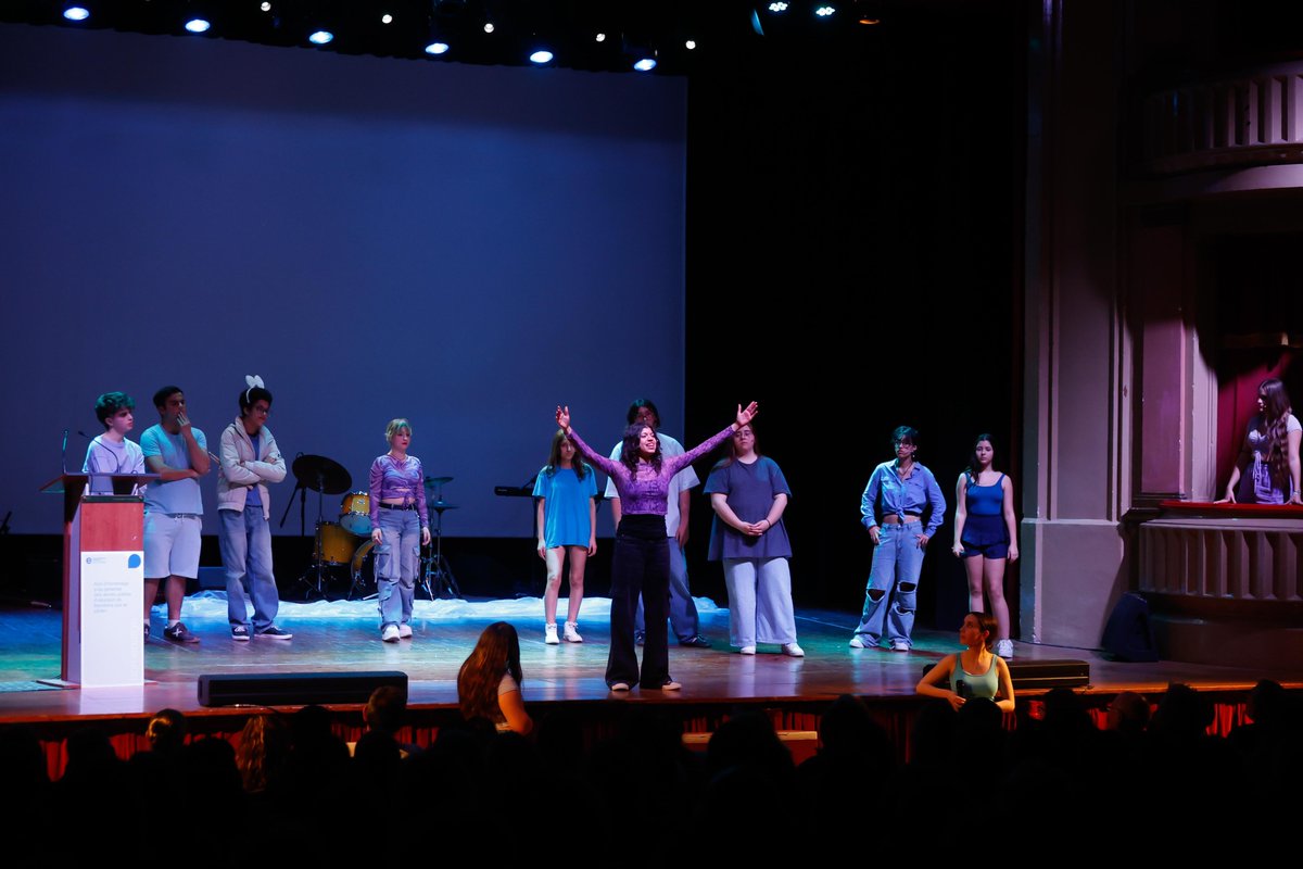 consorciedubcn's tweet photo. ✨Emotiu homenatge ahir al Casino de l'Aliança del Poblenou per reconèixer les persones jubilades dels serveis educatius públics.🎭🎨L'alumnat de batx. d'arts escèniques de l'@iesbarribesos i l'obsequi de l'alumnat de batx. de l'@EscoladArtLaIn1 el van omplir de màgia i talent. https://t.co/MYl1uHRzJF