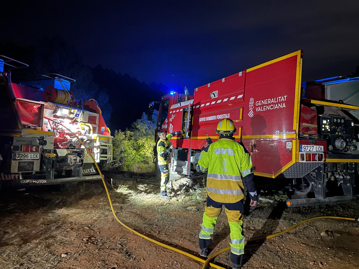 🔥Continuem treballant per extingir l'incendi #IFCabanes, que a hores d'ara, ja s'ha donat per estabilitzat. 📸Imatges dels #BombersForestalsGVA de Segorbe, Cabanes, Morella i Tírig de vesprada i durant la nit. 👨‍🚒#LosDeAmarillo x.com/BombersDipcas/…