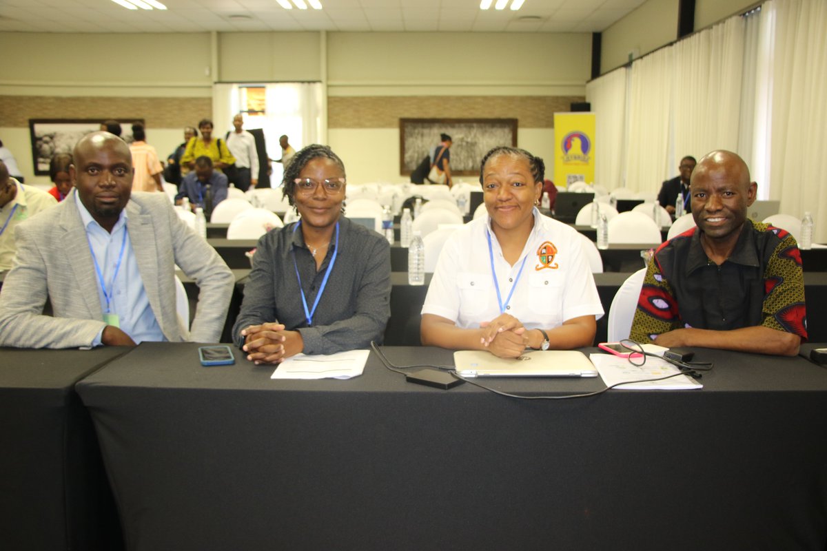 🌟Veterinary Association of Zambia Scientific Conference Highlight! Dr. Malcolm Chiyoba, President of VAZ, emphasized the crucial role of veterinarians & para veterinary workers as first line of defence against animal diseases, safeguarding national & global health security. 🌍