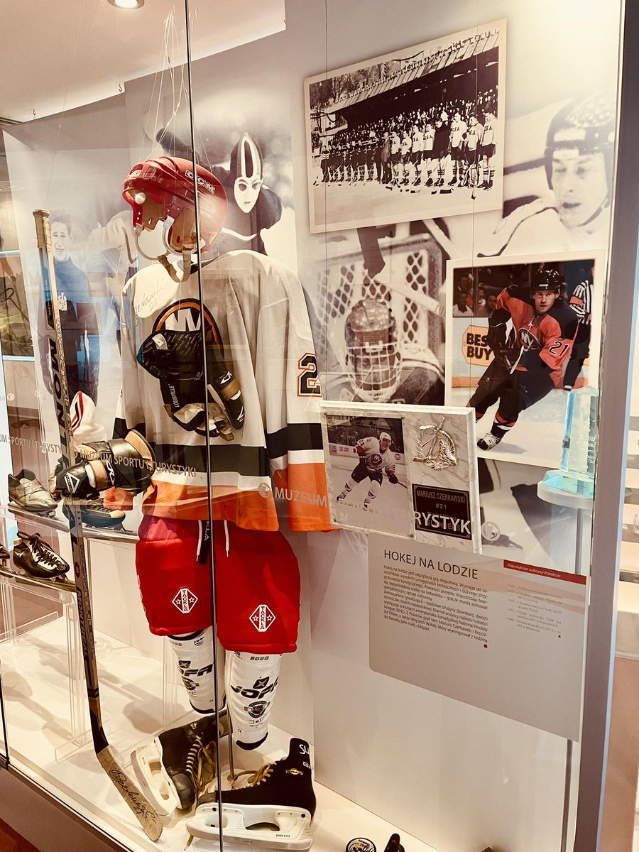 Od dzisiaj, czyli czwartku w @MuzeumSportu możecie oglądać medale, bluzy, pamiątki na wystawie „Wracamy na Salony! Dwie dekady hokejowych bojów o elitę”🥇👕 Wernisaż dzisiaj o godz. 12:00🕛 Wystawa czynna do 19 maja.
