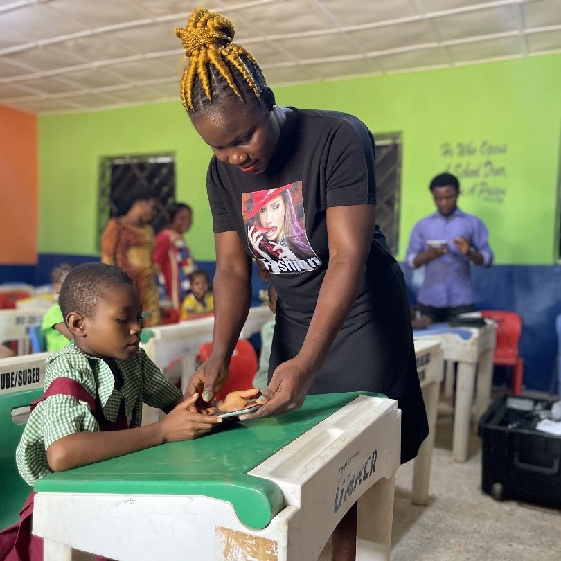 On #GirlsInICT Day, we celebrate the joy and curiosity of refugees & local girls at St. Peter's Primary School in Cross River, #Nigeria. Their eagerness shows us the transformative power of digital education. Let's empower more girls to shape a digital future! #WithRefugees