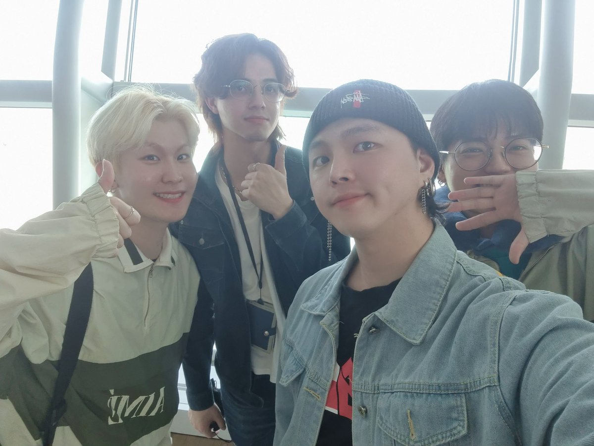 dst_official_'s tweet photo. 탑승 전 한컷!!📸

열심히 잘하고 올께!! 👊🏻

캄보디아 조금만 기다려!!🇰🇭

.
A picture before boarding! 📸

I'll do my best! 👊🏻

Cambodia, please wait a little longer! 🇰🇭
.
搭乗前に1カット！！📸

がんばってくるね！！ 👊🏻

カンボジアちょっと待っててね!!🇰🇭
. https://t.co/hAgcPOLx8W