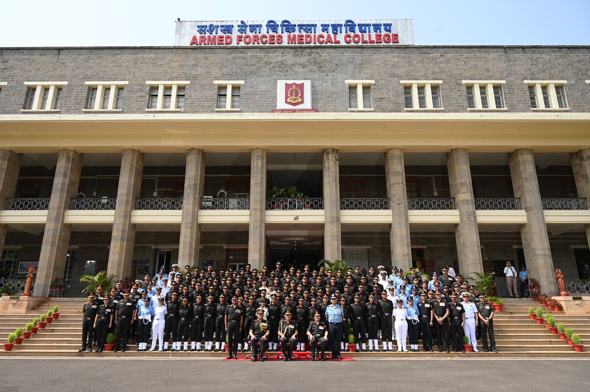 Congratulating 112 medical graduates of 58th batch of #AFMC, Pune commissioned into #IndianArmedForces, today, #DGAFMS & Sr. Col. Cmdt., #ArmyMedicalCorps Lt Gen Daljit Singh exhorted them to serve the country & #ArmedForces with utmost dedication. More: pib.gov.in/PressReleseDet…