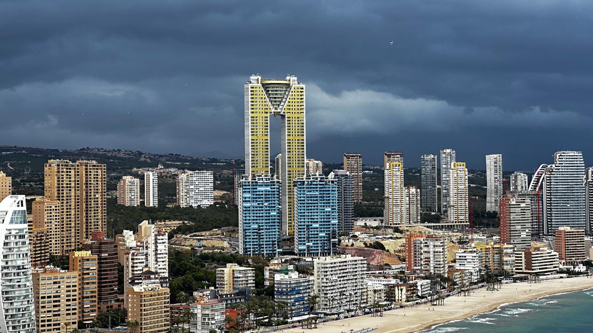 #Benidorm #Alicante No todo es sol. Foto de @DuoChanDe