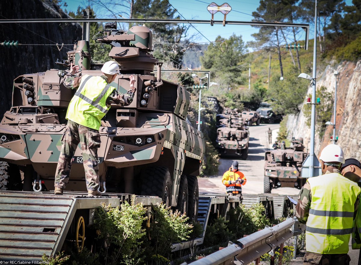 Chefdecorps1REC's tweet image. La #LogOps ⚙️ du #1REC a réalisé le chargement des JAGUAR avec le soutien du @GroupeSNCF. 

Une première nationale pour le JAGUAR. Au cœur de la transformation de l’@armeedeterre, le Royal étranger reste précurseur de la cavalerie légère blindée.