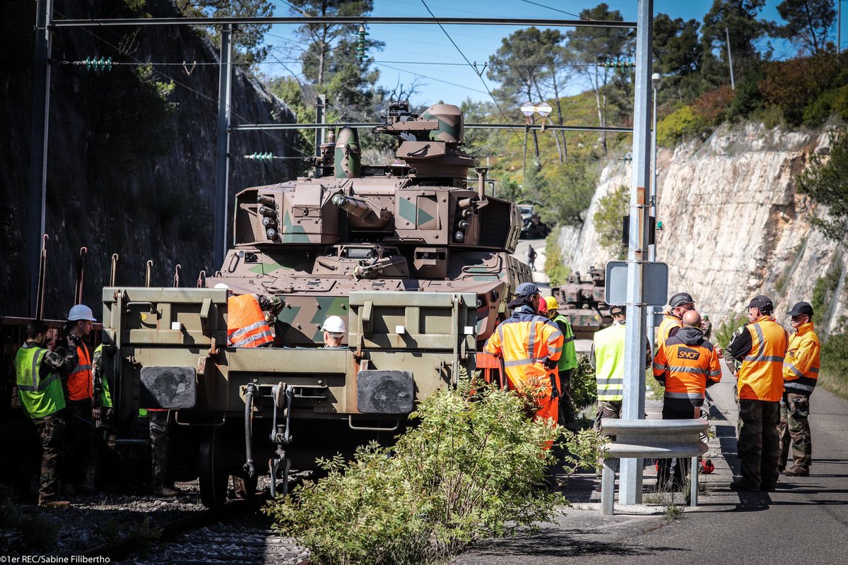 Chefdecorps1REC's tweet image. La #LogOps ⚙️ du #1REC a réalisé le chargement des JAGUAR avec le soutien du @GroupeSNCF. 

Une première nationale pour le JAGUAR. Au cœur de la transformation de l’@armeedeterre, le Royal étranger reste précurseur de la cavalerie légère blindée.
