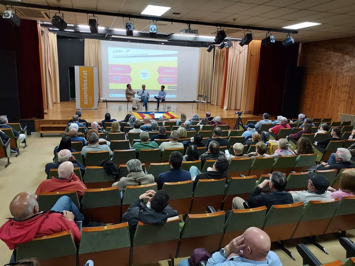 ANCLleidaSegria's tweet photo. ⬛️⬜️ Més d'un centenar de persones van assistir al debat d'ahir.

L'organització lamenta, però respecta, la incompareixença d'@erclleida i @JXCatTdLleida (que dilluns van participar en una tertúlia amb PP i PSC), @CUPLleida (que participa en debats amb VOX) i @alhora_cat. https://t.co/vrnjod7Fj0