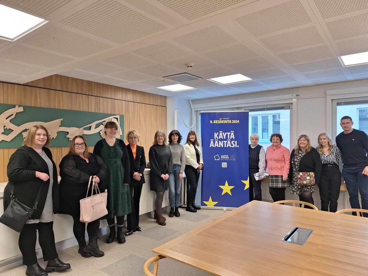 Members of Ireland 🇮🇪's #EuropeDirect Network are currently on a study visit to Helsinki to meet with Finnish 🇫🇮 colleagues👇 On the agenda: exchanges about EU action to protect citizens & the environment, voting in the #Europeanelections & protecting Europe from hybrid threats.