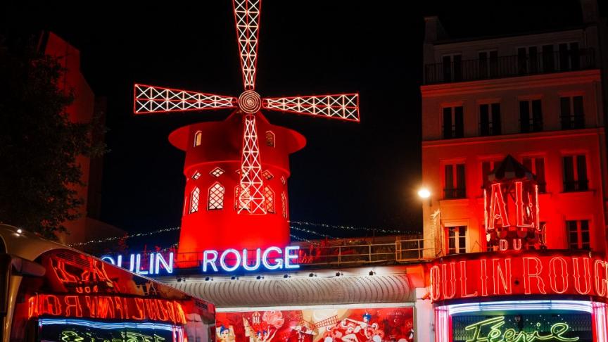 Moulin Rouge :  excès de z’ailes #VilleDeParisDansUnTitre