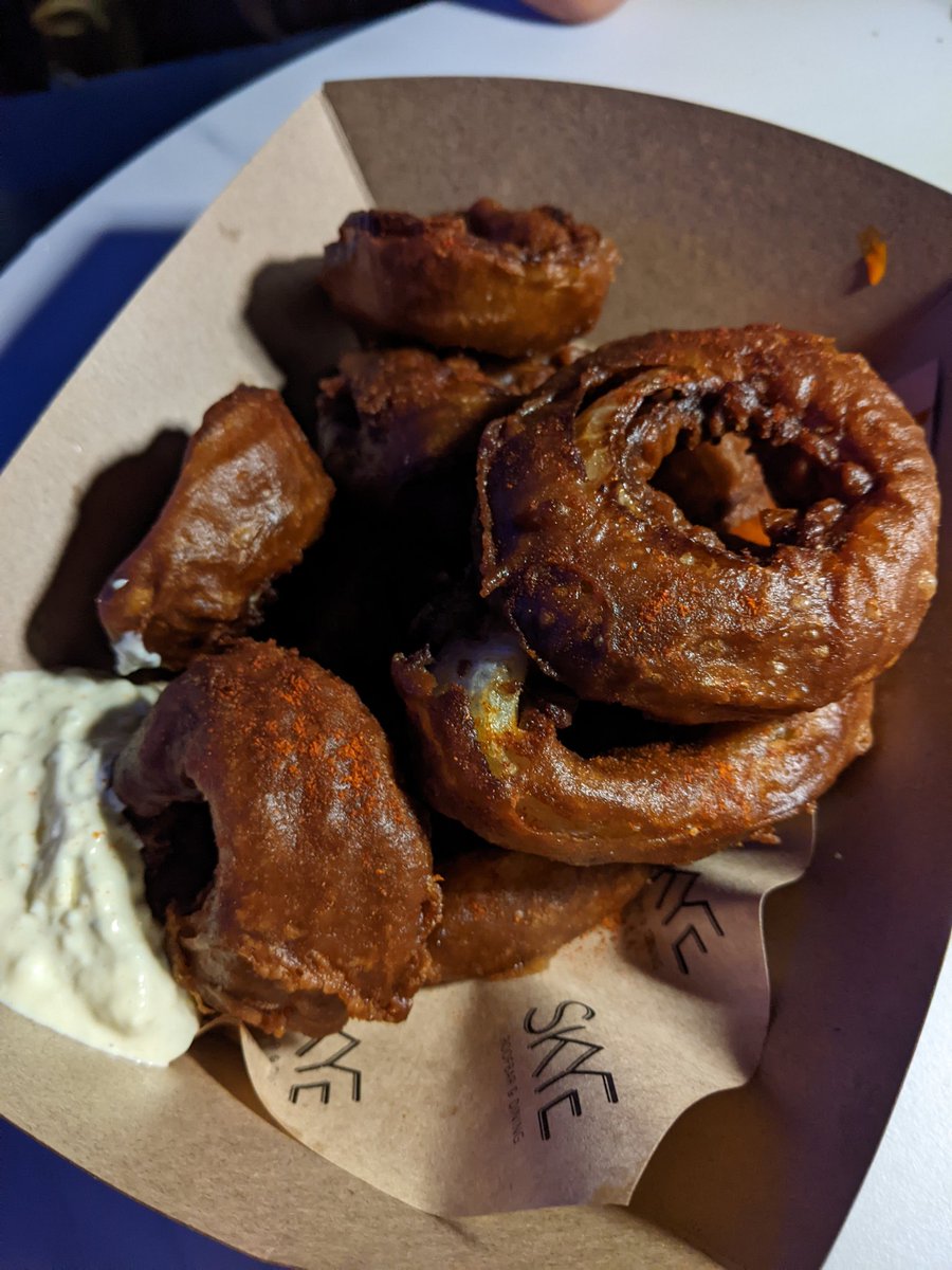 BlueHeartsUWS's tweet image. These brown #onionRings at #SkyeBar #PullmanHotel #HK were prolly the best 
ones I had. #Darkale or #stout is the way to go to make the batter.

#香港の #スカイバー の #オニオンリングが激旨だった。
#スタウト か #ダークエール で作る衣がやはりベスト。