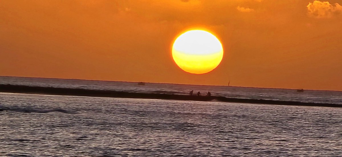 The Big Orange Ball #sunrise #Matagorda #Lanzarote #StormHour @ThePhotoHour @StormHourMark @WeatherCee @barrabest @liam_beckett @artpool40 @kelper60 @Lighthouses_NE