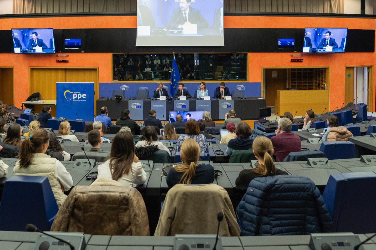 Merci à @maurel_olivia d’être venue, à l’occasion de ce vote important, partager au Parlement son témoignage si courageux d’enfant née de GPA, qui sait ce que cela signifie ; et à @GarciaLarrain, docteur en droit qui porte cette cause au plan international. Le travail continue !