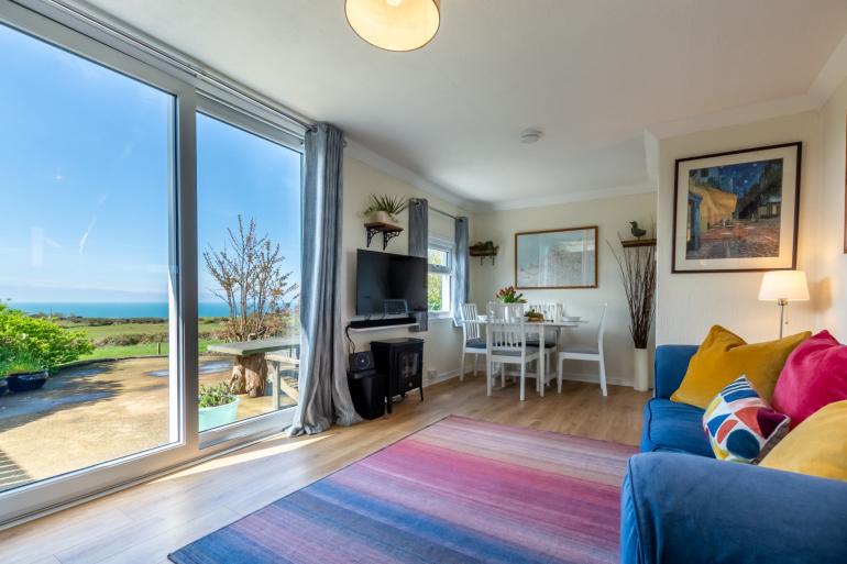 New to our Nevern #selfcatering list today is this lovely property with far-reaching coastal views. Sleeping up to 4, and very #petfriendly - accepting up to 4 pets, the property also boasts an open-plan living / dining area with sea views too.
More info: newportpembs.co.uk/visitors/self-…