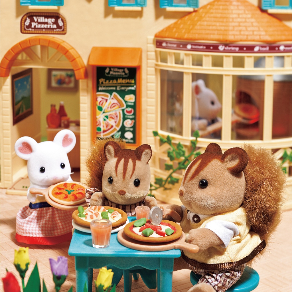 Katherine is carrying a delicious-looking pizza to Cedric and Ralph’s table. 🍕 She’s doing a great job helping out her father who’s busy whipping up his famous, cheesy pizzas at the Village Pizzeria. 🍕 #sylvanianfamilies #sylvanianfamily #sylvanian #calicocritters #pizza