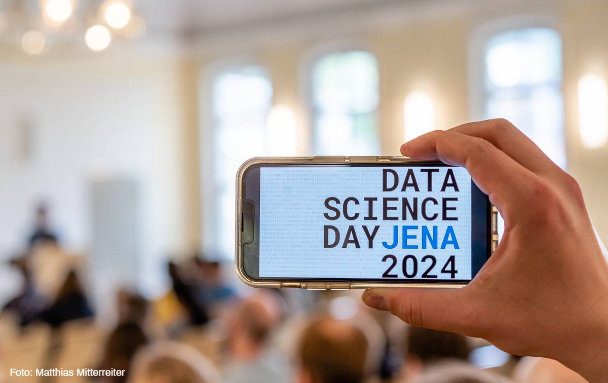 Noch bis Sonntag, 5. Mai, können sich alle Interessierten für den #DataScience Day 2024 anmelden, der am Mittwoch, 8. Mai, in der Aula im Universitätshauptgebäude (Fürstengraben 1) stattfindet. ➡️ fmi.uni-jena.de/dsdj