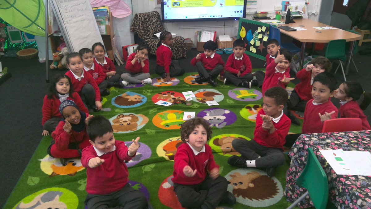 In Reception, we are learning about the lifecycle of a butterfly! We have class caterpillars  and we are going to be observing the changes that happen to them over the next couple of weeks. @AaronLionLearn  @LionAcTrust
#primaryeducation #lionpathways #lovelearning