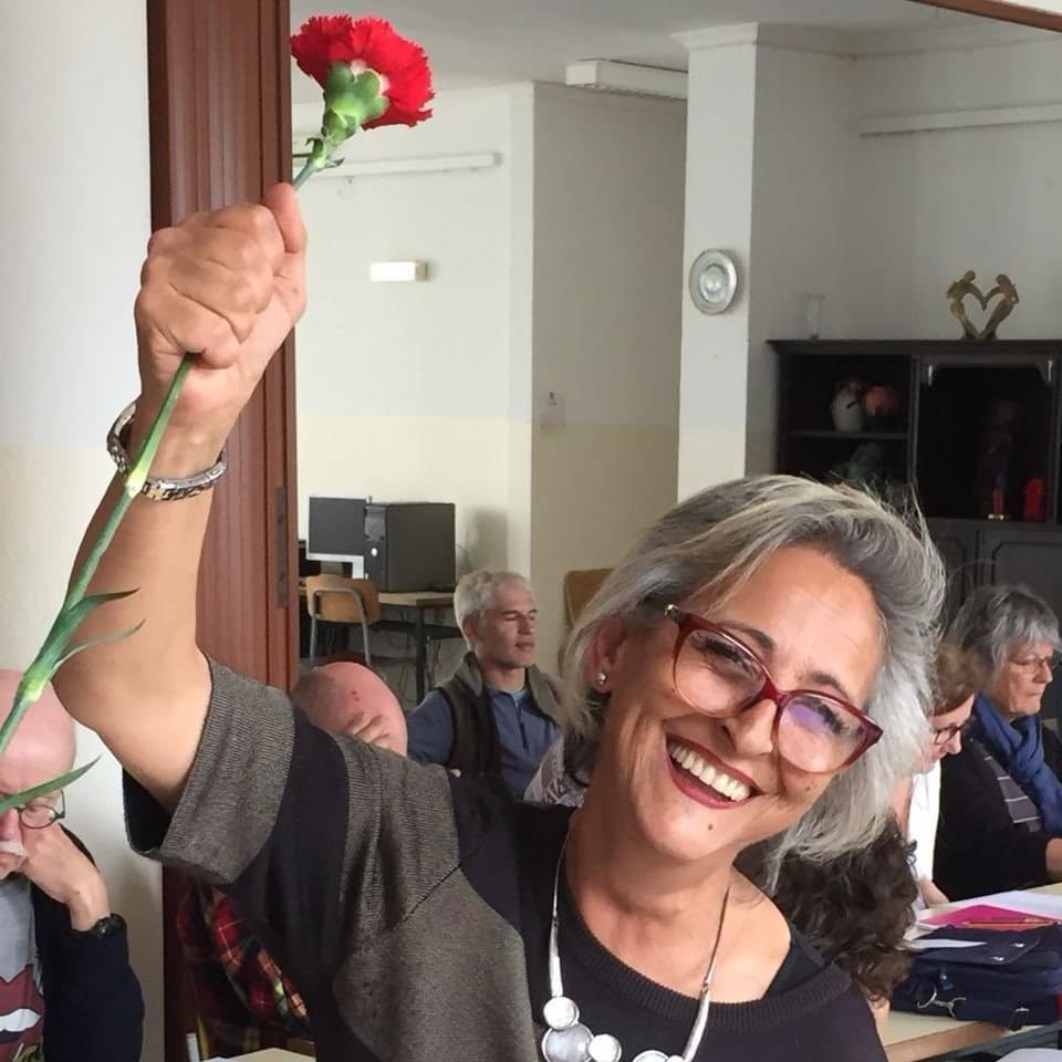EvaFabio's tweet photo. Il #25Aprile, oltre al 79° della Liberazione dal nazifascismo, si festeggia il 50° della Revolução dos Cravos (Rivoluzione dei Garofani) che in #Portogallo pose fine alla dittatura di Salazar e aprì le porte a #Libertade.
E il mio pensiero va a una cara amica: Adelaide https://t.co/L1x04PpjaE