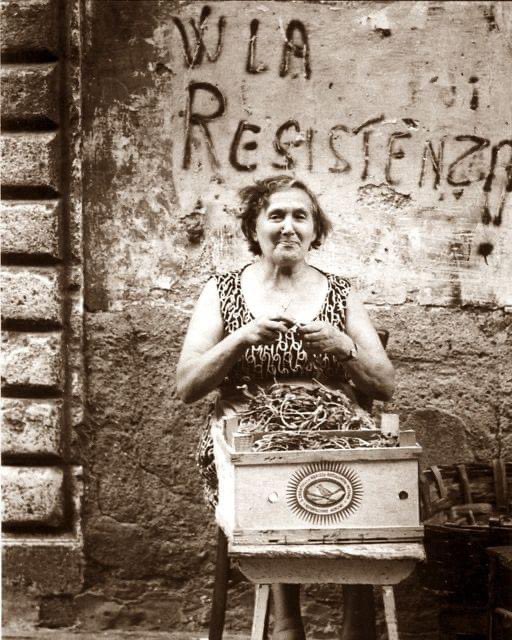 TrastevereRM's tweet photo. Buon #25aprile a tutti... Emilio Gentilini 1971 vicolo de cinque #trastevere😎 https://t.co/idt2qvqcH4
