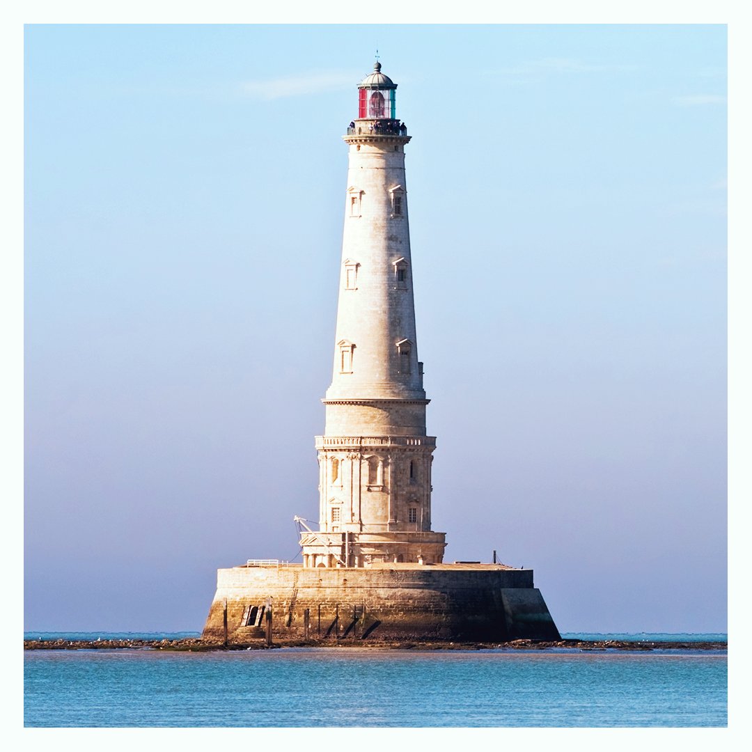 🌊 Situé à l'embouchure de l'Estuaire de la Gironde, le Phare de Cordouan est le plus ancien phare français encore en service. 
Découvrez la France en photos ➡️ bit.ly/IG_tv5mondeapac

#pharedecordouan #patrimoinefrancais #decouvrirlafrance #MagnifiqueFrance