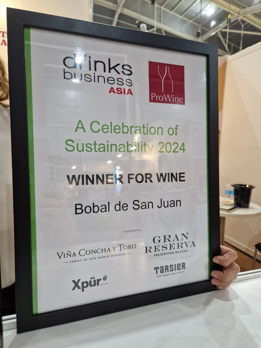 La bodega de la DO, @valsan1831 recibió ayer en ProWine Singapur el premio a la sostenibilidad por su proyecto Bobal de San Juan. ¡Enhorabuena! #vinosutielrequena #doutielrequena #vinosutielrequena #doterritoriosostenible