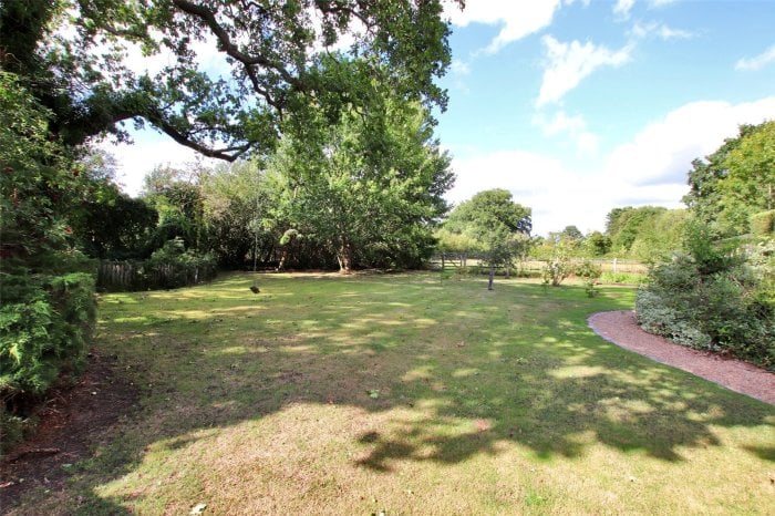 This is a charming Grade II listed detached #cottage (between Chiddingstone  &amp; Bough Beech) incl a four bedroom #annexe, a further one bedroom converted #barn and #summerhouse, situated within delightful gardens and grounds of approximately 3 acres.
ow.ly/wqw750Rm4Ne