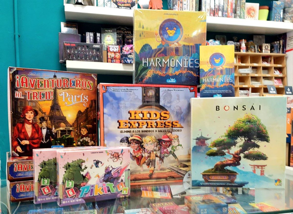 HomoludicusVLC's tweet photo. ¡Recibimos novedades de @Asmodee_es!
Viajamos a París con el nuevo #AventurerosalTren, luchamos con y contra Mechas y Kaijus en #Pikit, los más peques nos libraran de los bandidos en #KidsExpress y dos juego que brillan en la mesa creando paisajes: #Harmonies y #Bonsai. https://t.co/AgsaLUZJyK