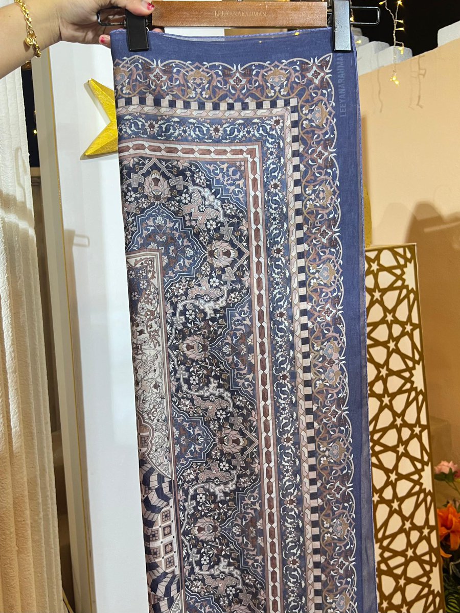 I jarang ada tudung warna biru. Tapi tengok lawa jugak ya😍🤭 

This one design daripada LR! RM29 tau! If you berkenan, nak join preorder meh terus direct hana!✨