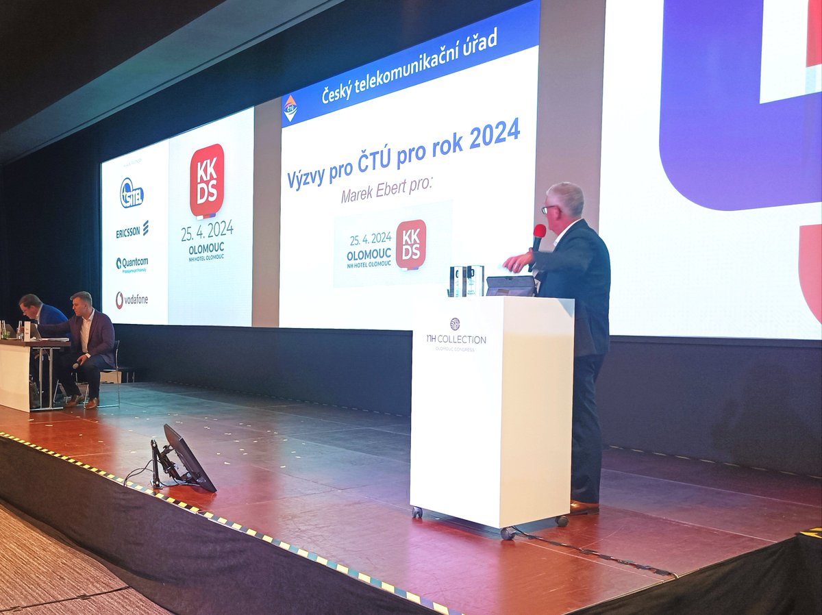 ctu_cz's tweet photo. Předseda Rady ČTÚ @MarekEbert v úvodním proslovu na konferenci Kam kráčí digitální sítě 2024 #KKDS promluvil o roli digitálního koordinátora, shrnul hlavní body týkající se (de)regulace a podpory rozvoje sítí a představil hlavní národní cíle obsažené ve Strategii správy spektra. https://t.co/X1dIhUIXto