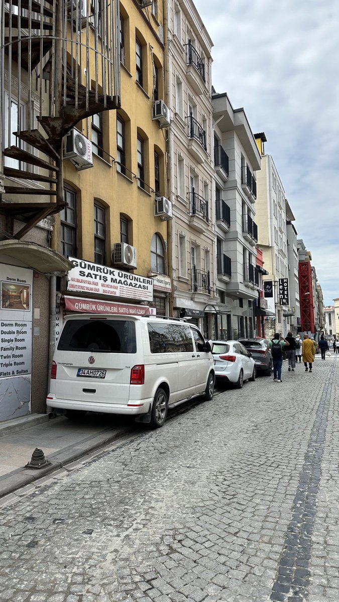 Cep telefonum kaldırım işgal eden otomobil fotoğraflarıyla dolu. Bu Sultanahmet. Ama her yer böyle; biz yaylalar için kaldırım yok, olan da bu halde ya da motosikletlilerle, şimdi martılılarla paylaşıyoruz! Yayalara en kötü davranılan şehirlerden biri İstanbul maalesef