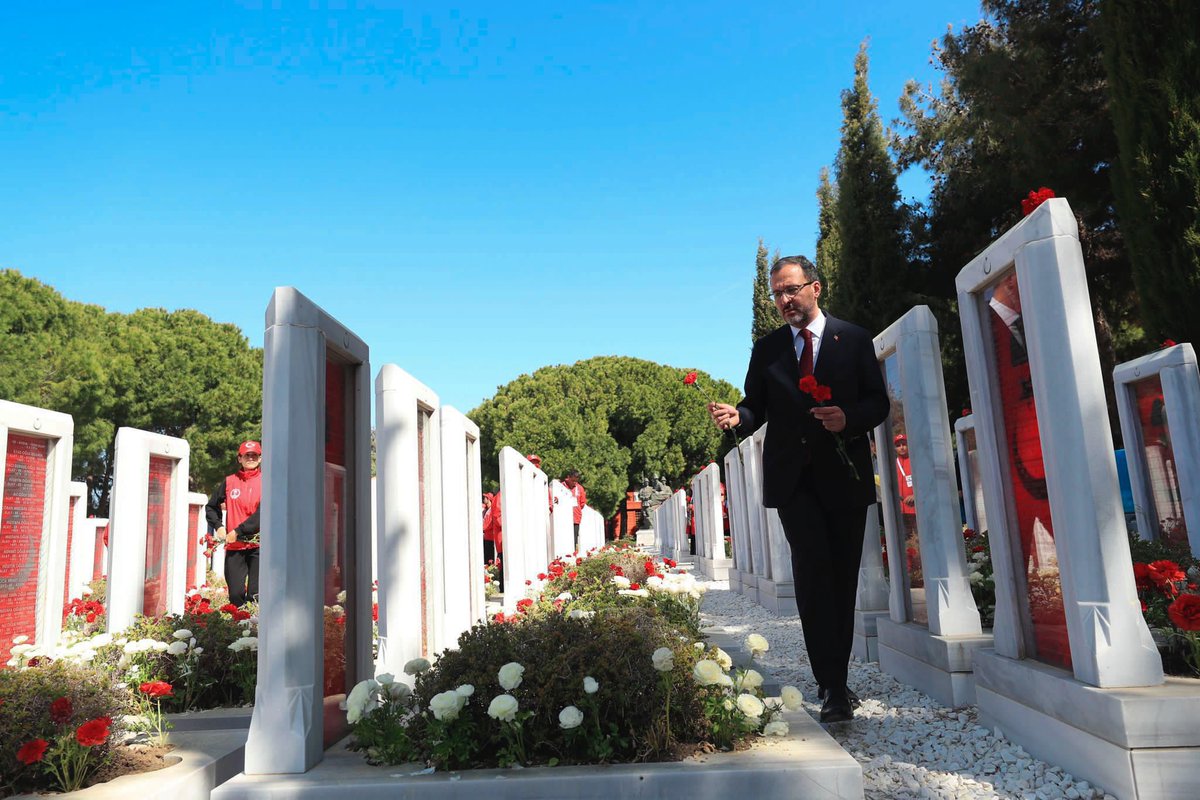 “Âsım’ın nesli... diyordum ya... nesilmiş gerçek: İşte çiğnetmedi nâmusunu, çiğnetmeyecek.” 109 yıl önce vatana göz diken rezil istilaya göğsündeki imanla dur diyen, bu topraklara ‘geçilmez’ mührü vuran kahramanları rahmet ve şükranla yad ediyorum.🇹🇷🙏