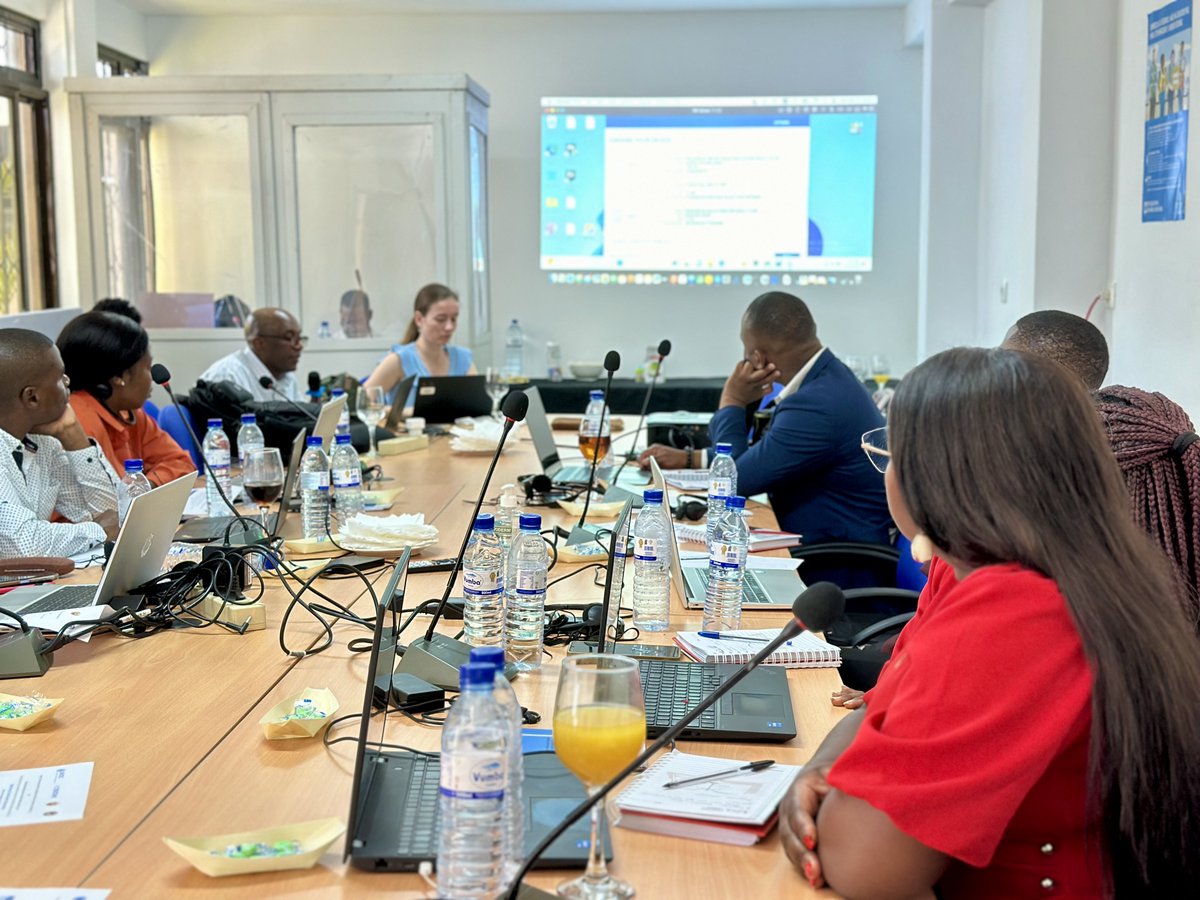 How can law enforcement can stay one step ahead of drug traffickers exploiting the web? By harnessing the power of #digital forensic tools and #cyber investigations🌐

<a href="/UNODC/">UN Office on Drugs & Crime</a> sharing its expertise in this field with a group of dedicated officials in Mozambique! 

🙏 <a href="/StateINL/">US Dept of State INL</a>