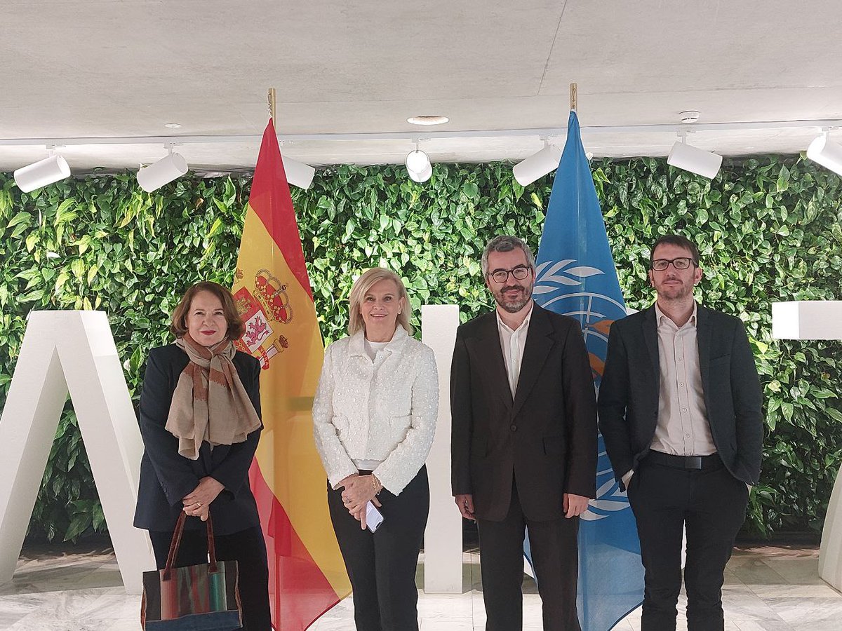 Luego nos reunimos con @DrMariaNeira, Directora de Medio Ambiente, Cambio Climático y Salud. Son varias las líneas de trabajo conjunto con un elemento importante de continuidad, la iniciativa ATACH. Un placer enorme, como siempre, vernos con María.