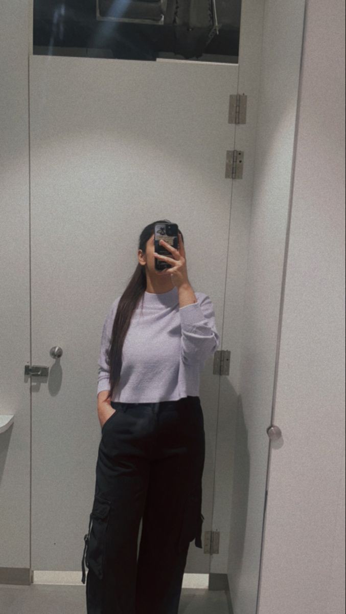 کاش مجھے بھی کوئی فالو کرتا 
میں بھی اس سے ساری رات باتیں کرتی 😒