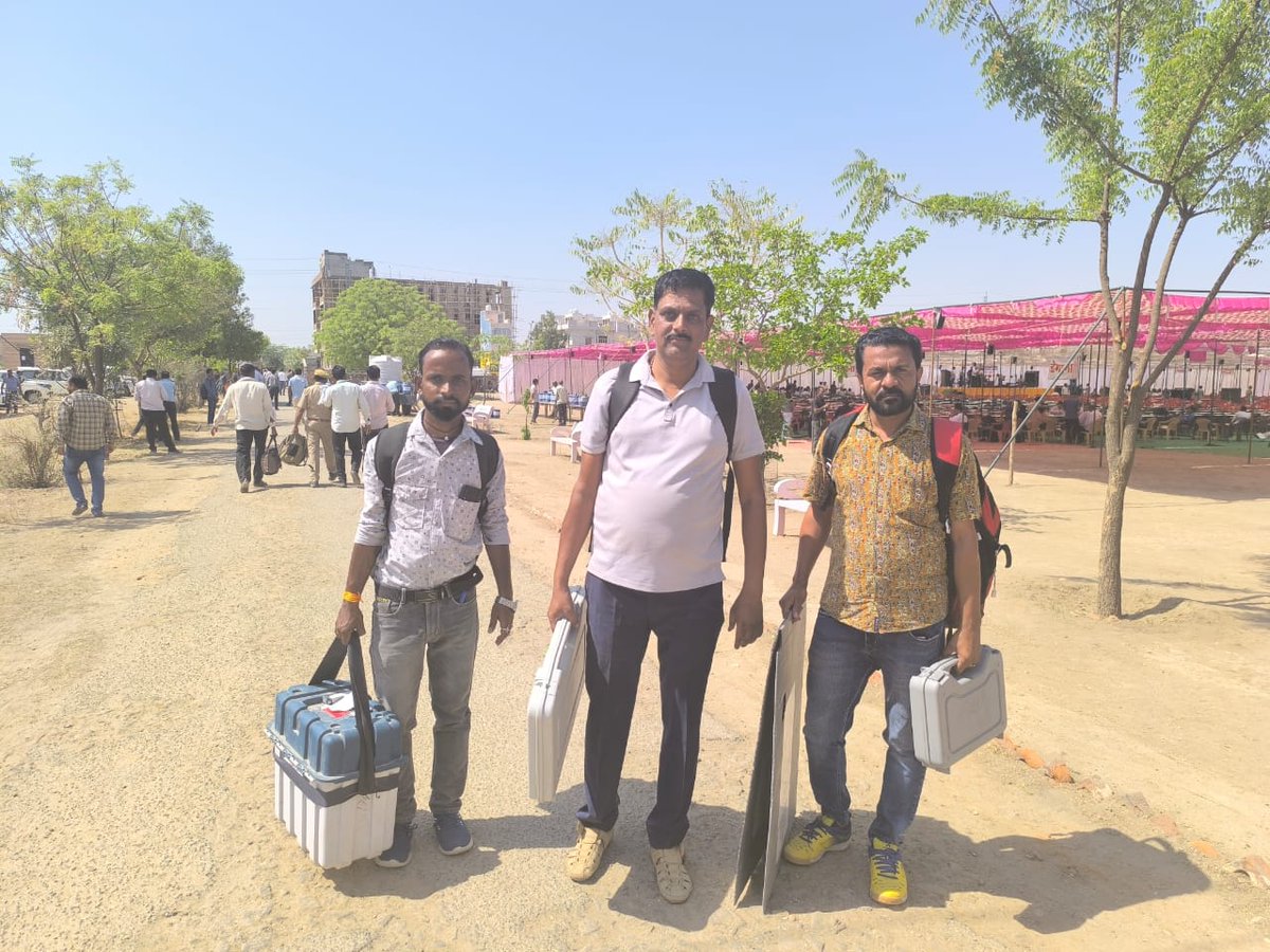 DEO_Nagaur's tweet photo. *राजसमंद लोकसभा क्षेत्र के मेड़ता एवं डेगाना विधानसभा क्षेत्र के लिए राजकीय महाविद्यालय मेड़ता से मतदान दल रवाना होते हुए*
@ECISVEEP 
@CeoRajasthan 
@DIPRRajasthan https://t.co/fRqretUin3