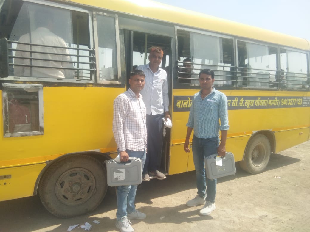 DEO_Nagaur's tweet photo. *राजसमंद लोकसभा क्षेत्र के मेड़ता एवं डेगाना विधानसभा क्षेत्र के लिए राजकीय महाविद्यालय मेड़ता से मतदान दल रवाना होते हुए*
@ECISVEEP 
@CeoRajasthan 
@DIPRRajasthan https://t.co/fRqretUin3